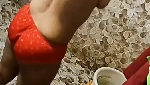 Seksi figür büyük memeli Hintli kız arkadaş banyo yapıyor ve elbisesini değiştiriyor