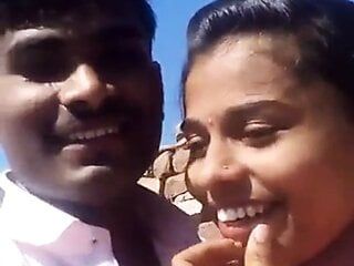 Индийская деревенская девушка целует Kannada