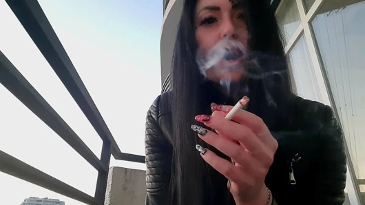 Seksi dominatrix nika'dan sigara fetişi. güzel kadın sigara dumanını yüzüne üfler