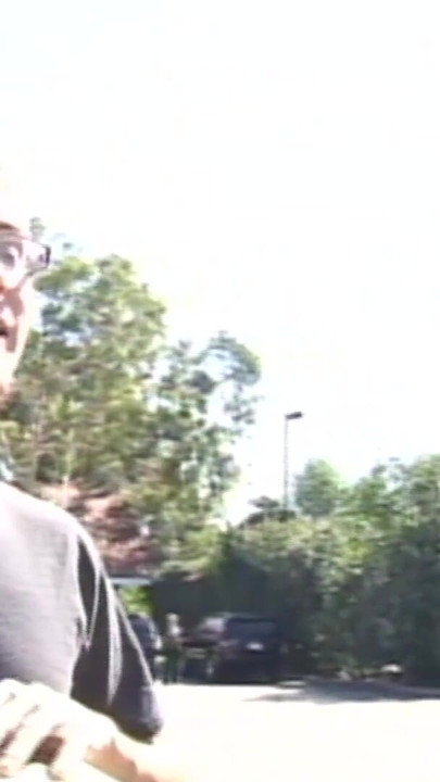 Otkako joj se pokvario auto, brineta moli stranca za pomoć prije nego što se osjeća jako nestašno | Isječak 1