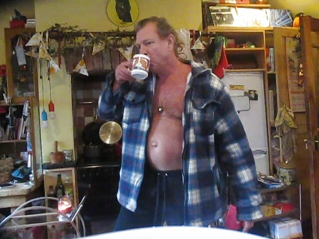 Will Polski skida se gol i drka svoj pulsirajući kurac uživo na kameri dok gledatelj drka