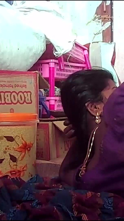 Detik epik dari "isteri rumah kampung India bercium panas seksi"