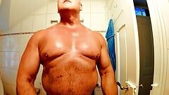 Fitness musclebear sport papi bodybuilder Studio bizeps strongman powerlifter si rade il petto