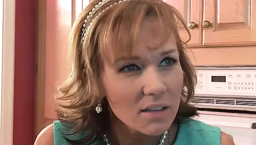 Большие сиськи в бондаже трахаются на кухне