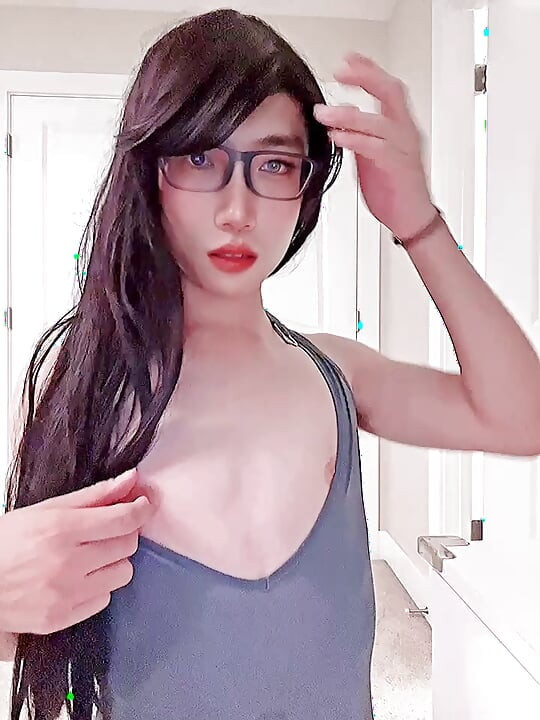 Asian sissy Eva try on the swimming suit