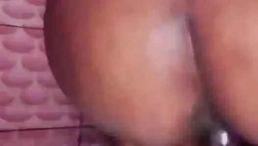 Ich habe die ganze Flüssigkeit durch meinen Arsch rausgelassen