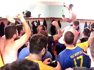 Mas Verginas в греческой футбольной команде - обнаженная в раздевалке