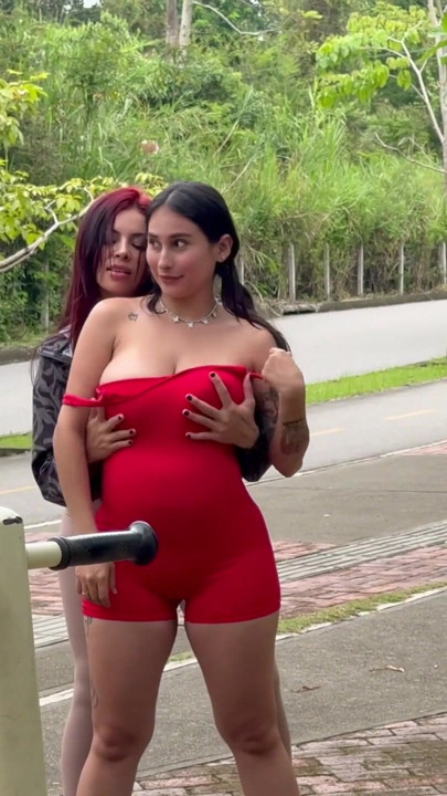 Yoga teacher Anitta Miller takes advantage of jeniferPlay's excitement | Clip 1