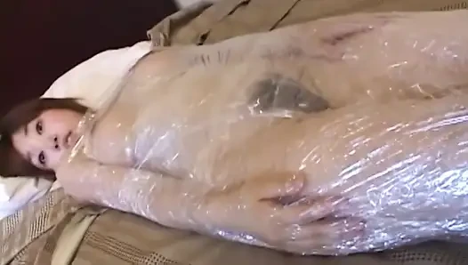 Genç evli evli kadın sevgilisi tarafından sıkı bir şekilde sikiliyor ve azdırılıyor