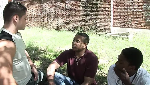 Bestrumpfte milf wird mit mehreren cumshots im irren gangbang bedeckt