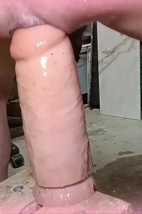 用巨大的假阳具塞满我的阴户