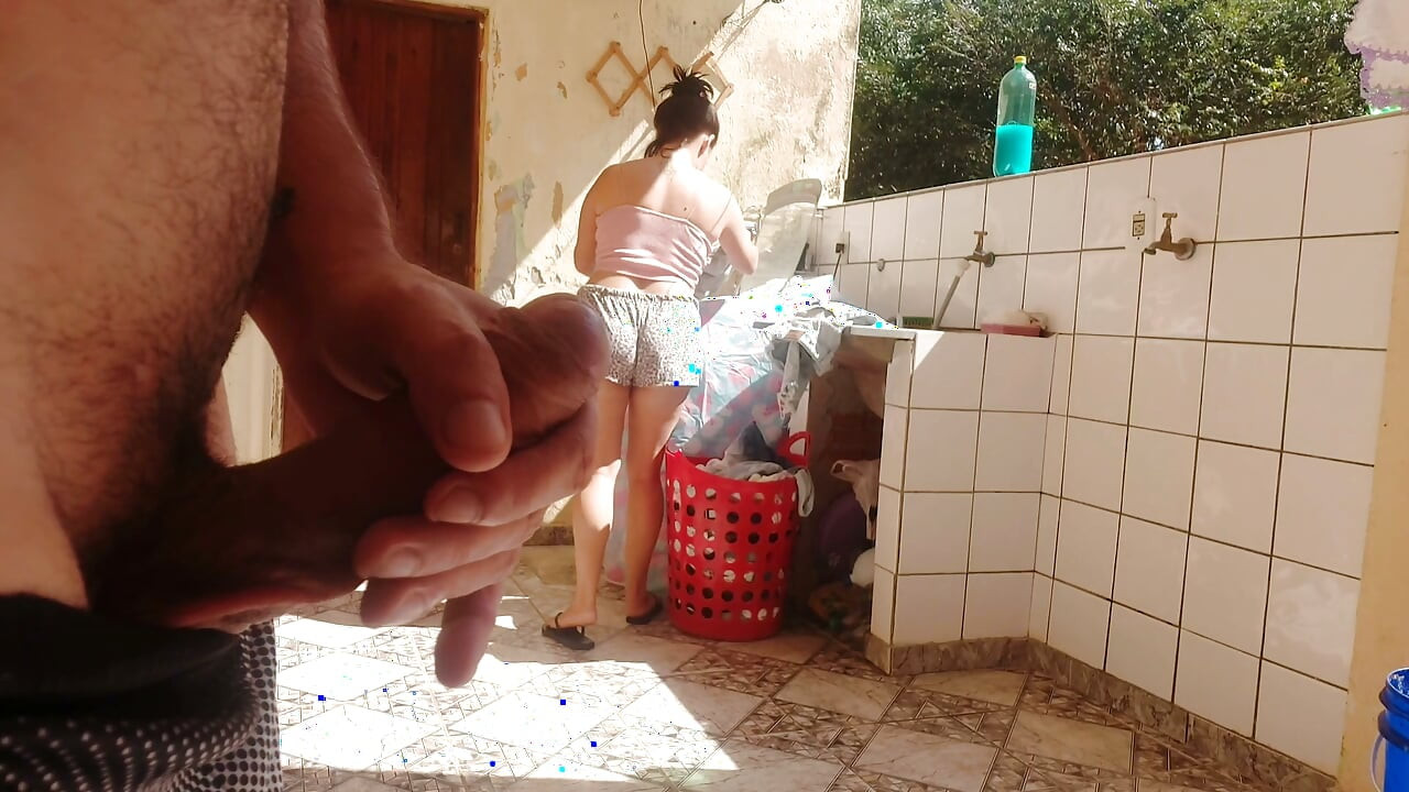 Mi-am prins fiica vitregă spălând rufe în pantaloni scurți, m-am excitat și mi-a plăcut pizda ei super fierbinte