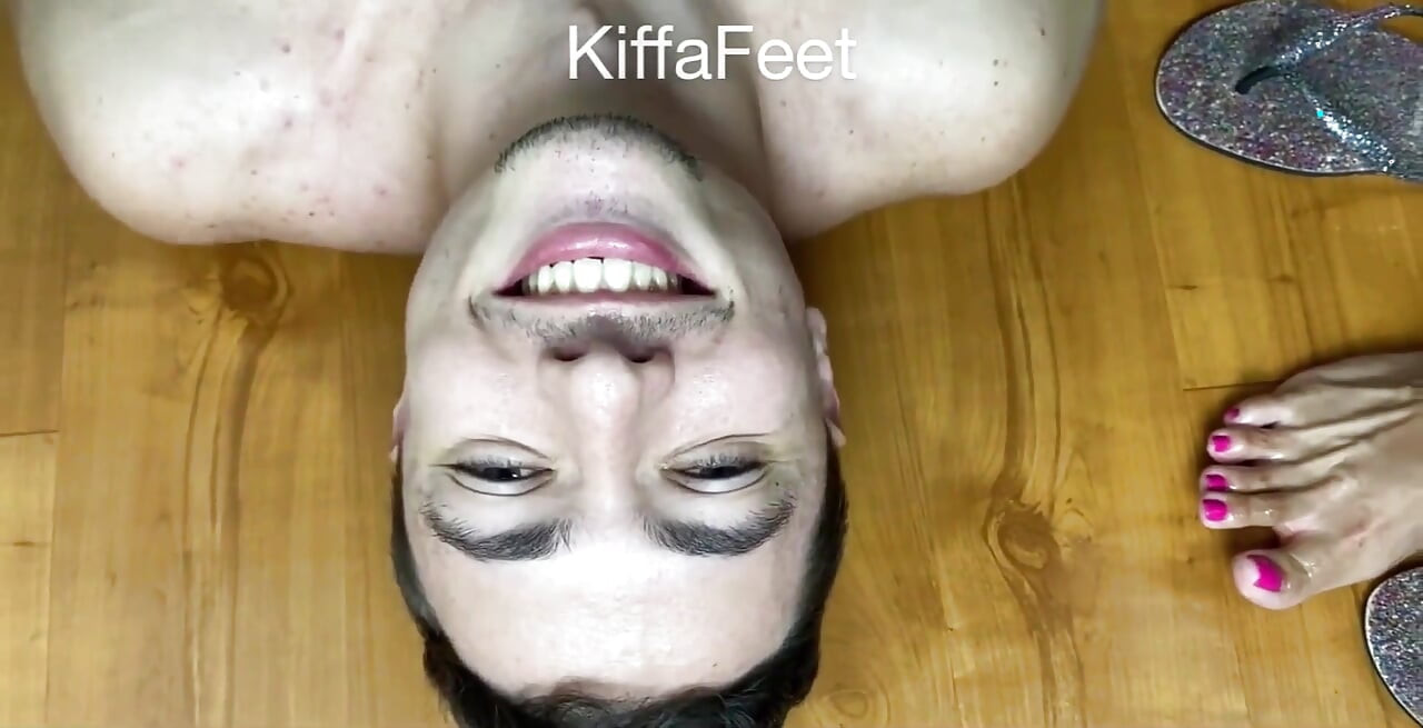 여주인 Kiffa - 분홍색 발바닥으로 딱딱한 발 재갈