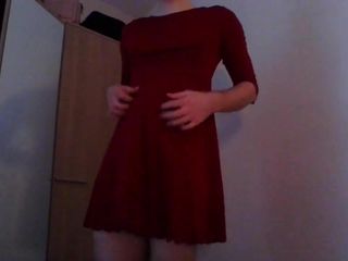 Sekretarz stymulacji piersi crossdresser w seksownej czerwonej sukience