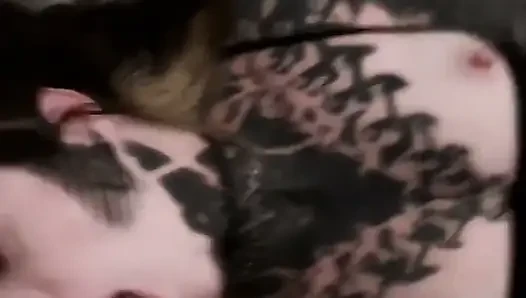 Aynı anda iki emmeyi seviyorum. Her zaman açım ve süt çıkana kadar emmeye hazırım