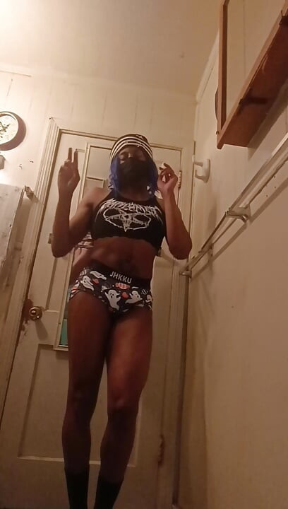 Cute Goth Tranny Use Spooky Shorts to Cum
