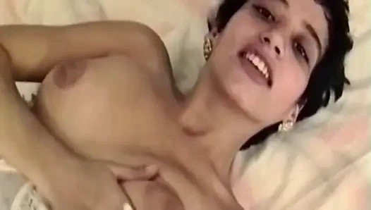 Cewek hot rambut cokelat lagi asik bugil di ranjang sambil bugil