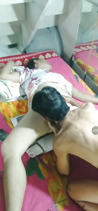 愛しい彼女の動画、自分で潮吹きしてイカせる