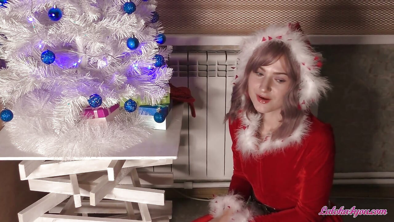 Hombre duro folla a un elfo cachondo después de una mamada caliente en navidad y una corrida