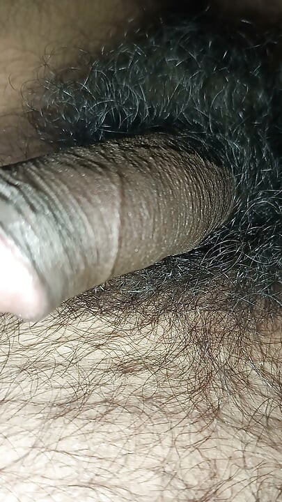 크고 단단한 자지를 잡고 신음하며 자위하기