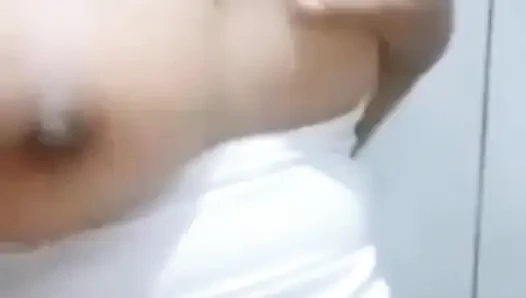 Panggilan Video Sama Istri Temenku Malah Dikasih Payudara Besar Alami