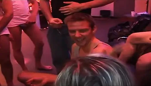 Blondes schätzchen weit gedehnt in einer schlampigen gangbang-orgie