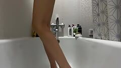 Adoration des semelles - pieds nus dans la salle de bain