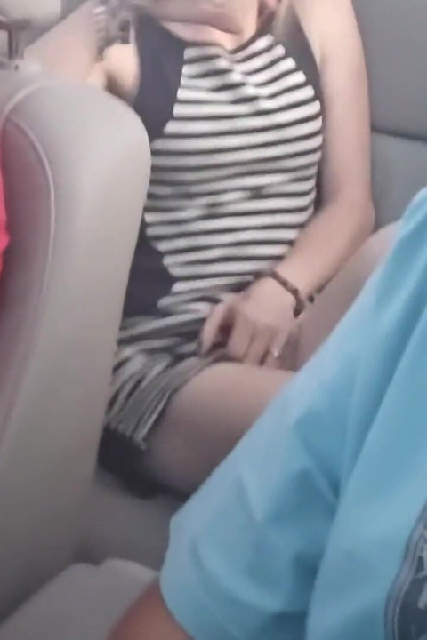 热辣的蓝眼睛金发假阳具在可转换的后面操逼