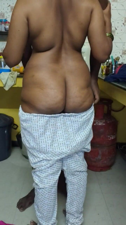 Σαγηνευτική στιγμή από το "My wife's hot body reveal With Clear Tamil Audio"