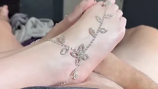 Çıplak evli kadın sadece seksi ayaklarıyla seni boşaltıyor