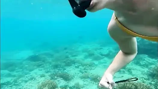 Şnorkelle sikiş sürtük: sıkı bikini, dalış maskesi ve sualtı yüzgeci azdırma