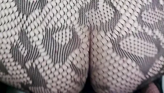 Cewek sange ini rela nyepong kakiku supaya aku bisa ngentot pantatnya habis-habisan