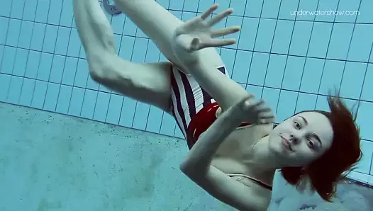 Poleshuk Lada segundo video sexy bajo el agua