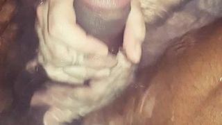 Межрасовое дрочка большому черному члену в ванной в домашнем видео