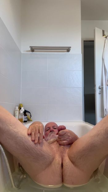 Bearstgt naked and wet in the tube, hairy hole and balls