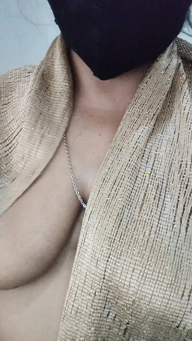 Desi gao ki gwar  chut me fingaring krte huye pani nikala