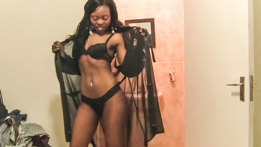 Une black montre sa nouvelle lingerie en train de danser devant son beau-père blanc - elle se fait baiser par son énorme bite