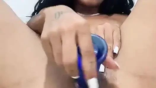 Ich habe einen orgasmus mit meinem blauen dildo
