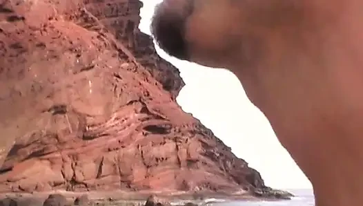 Сочная блондинка симпатяжка Katy Caro и Phil Holliday нашли убежище на берегу моря, чтобы насладиться романтическим свиданием