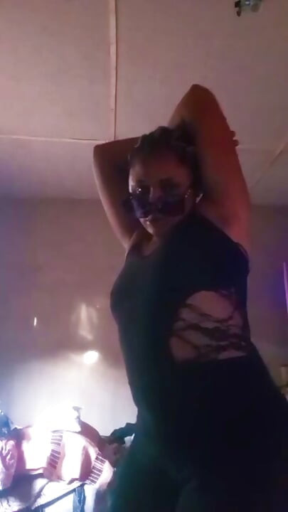 Hony Nigerian girl touching herself on a live video