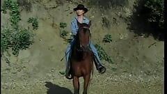 若い美しいブロンドは、彼女がハンサムなカウボーイに会ったときに馬に乗っていた