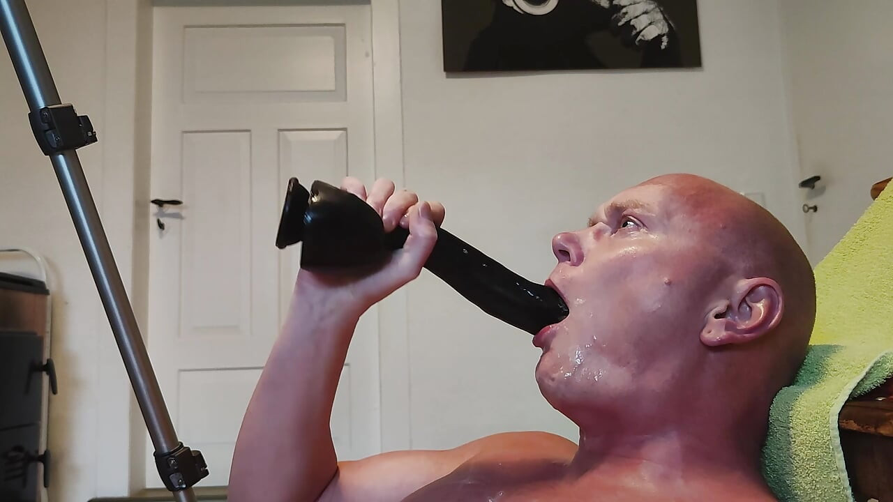 Self-abasement with DIldo