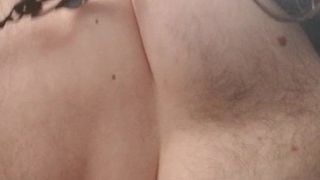 Fetter Junge spielt mit Nippelklemmen