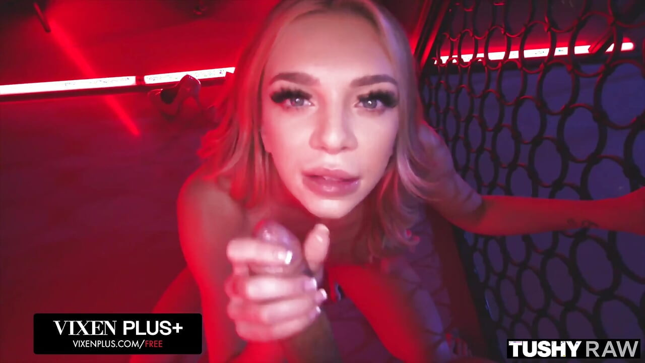 Tushyraw Si blonde panas yang lapar dubur suka menunggang zakar