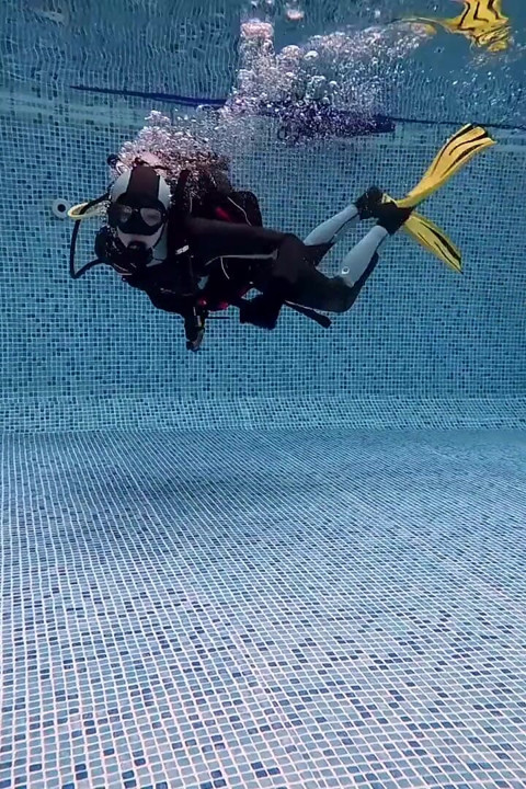スキューバスキルの水中トレーニングセッション