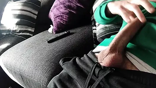 Büyük damarlı yarak boşalana kadar kanepede mastürbasyon yapıyor, biz film mi izliyoruz?