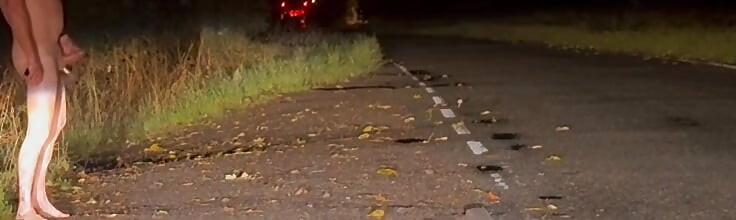 Αυνανισμός εντελώς γυμνός στο πλάι του δρόμου. Επίδειξη σε βαν