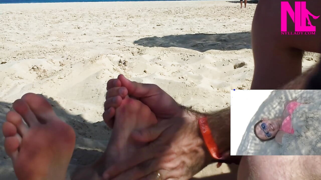 Golica me na nogama na plaži