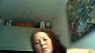 Mollige meid toont haar tieten op webcam