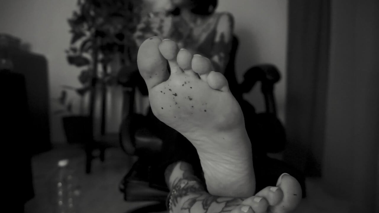 hey perdente guarda i miei piedi sporchi la tua dea italiana